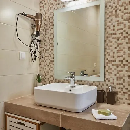 F & B Collection - Flat For 4 Apartment